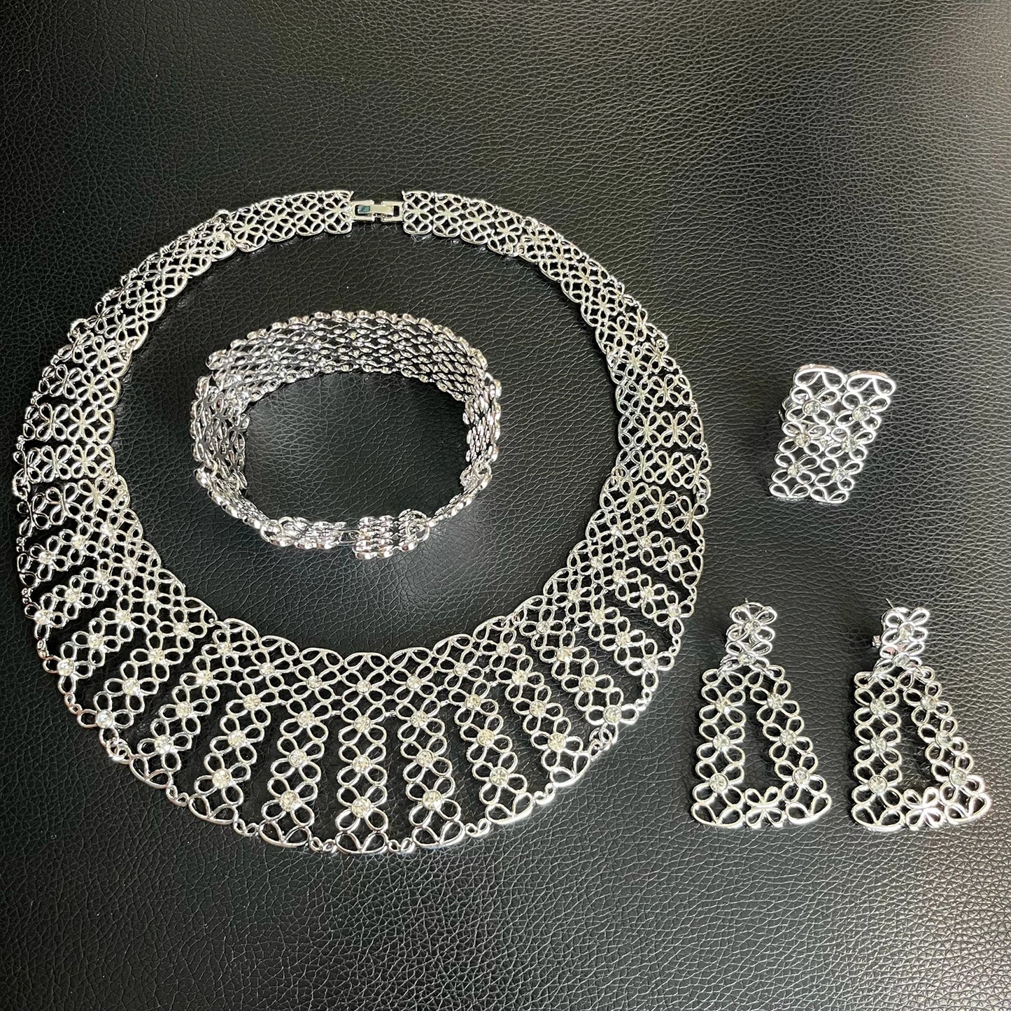 Zhuerrui Charm Hollow Jewelry Set Italian Luxury Women Jewelry Diamond Earrings Accompanied by Bridesmaids Hand CeremonyH00768