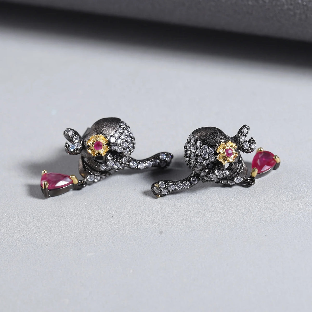 ArtistA Abiding Black Gun Plated Handmade Glass-filled Ruby Adjustable Ring Skull Gothic Earrings 925 Silver Halloween Jewelry Set