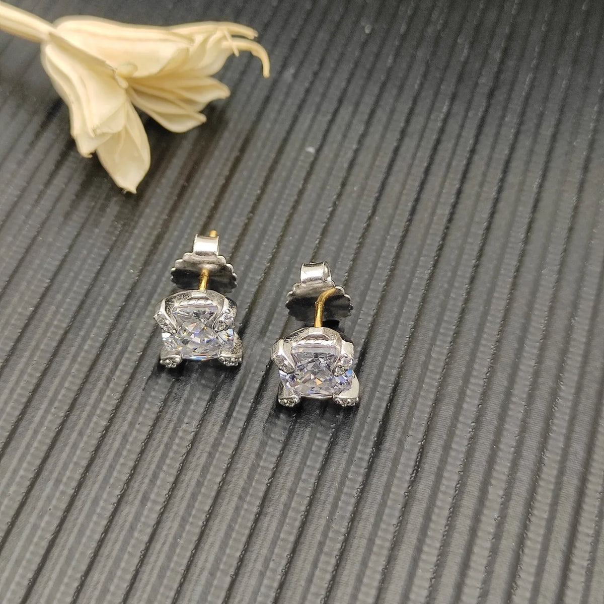 DY High-Quality Silver-Plated 8mm Four-Prong Diamond Earrings. Gold-Plated 8mm Colored Gemstone Earrings. Wholesale Jewelry.