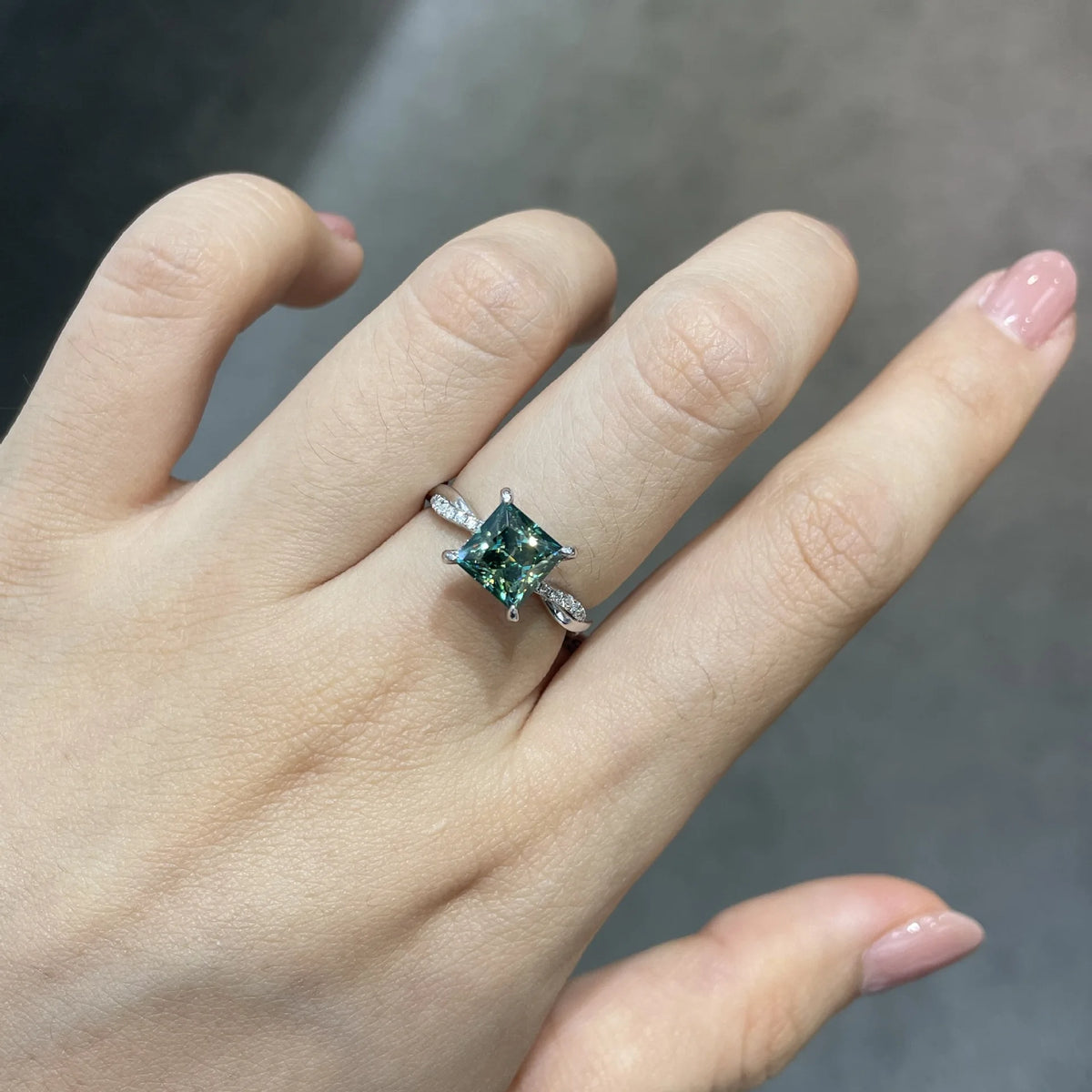 Wholesale Princess Cut Green 7mm 2CT Moissanite Engagement Ring S925 Silver White Gold Plated Women Jewelry