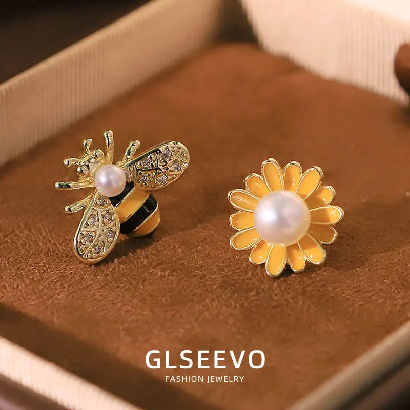 Asymmetric Bee Flower Natural Freshwater Pearl Stud Earrings 18K Gold Plated Pierced Fashion Earrings Jewellery Woman GE1746