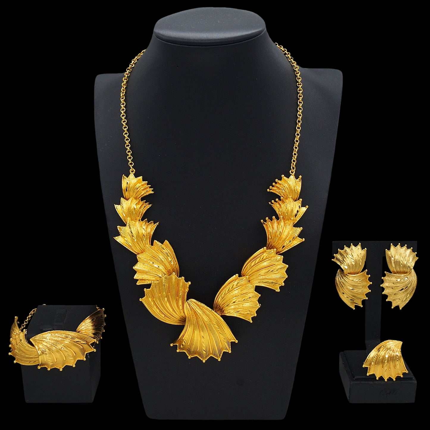 Zhuerrui New Fashion Dubai Accessories Set Trend Design 24K Gold Plated Bracelet Earrings Nigeria High-end Engagement RingHK0150