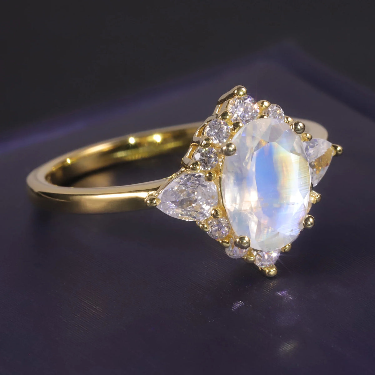 ArtistA Vintage Luxurious Cluster Setting Alternating Faceted Oval 5x7mm Milky Blue Moonstone Cluster Ring 925 Silver Gold Plated