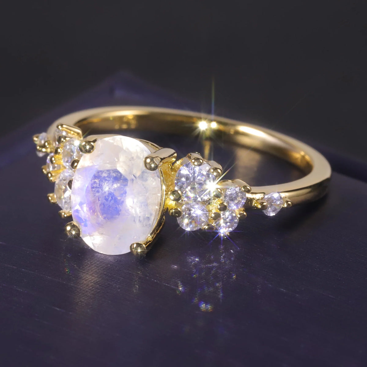 ArtistA OL0897 Abiding Delicate Fashion White Cz Oval Shape 6x8MM Natural Moonstone Silver 925 Ladies Wedding Ring