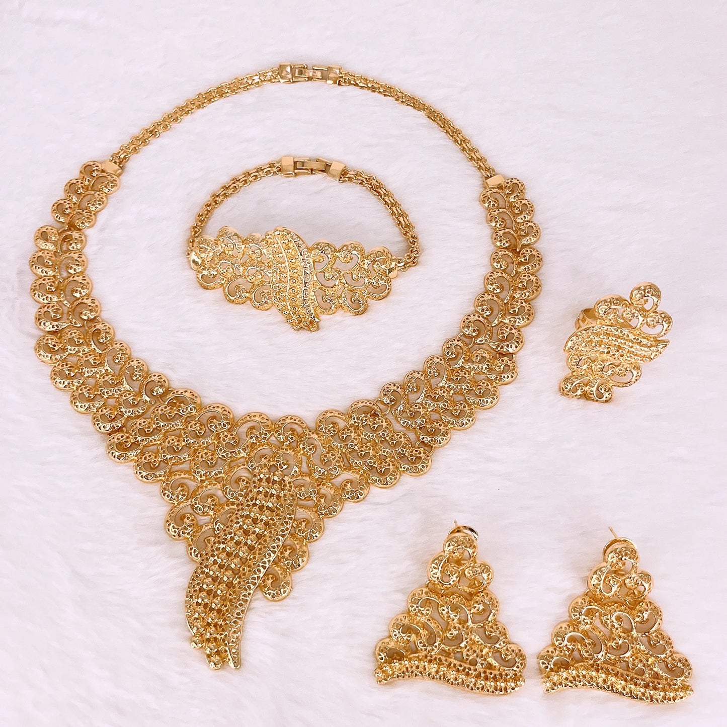 Zhuerrui Luxury Brazilian Jewelry Set Gold Plated Hollow Pattern Noble and Elegant Dubai Proposal Four-piece Wedding Ring Set