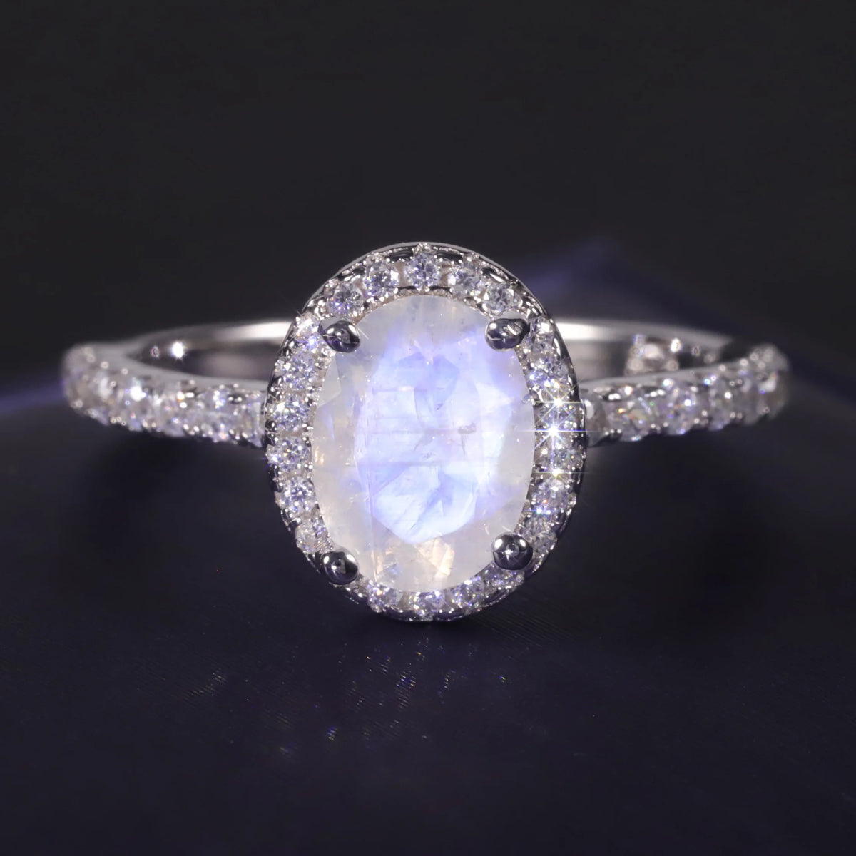 ArtistA Abiding Unique Design Exquisite 925 Silver Inspired Faceted Natural Milky Blue Moonstone Cluster Halo Ring for Women Bijoux