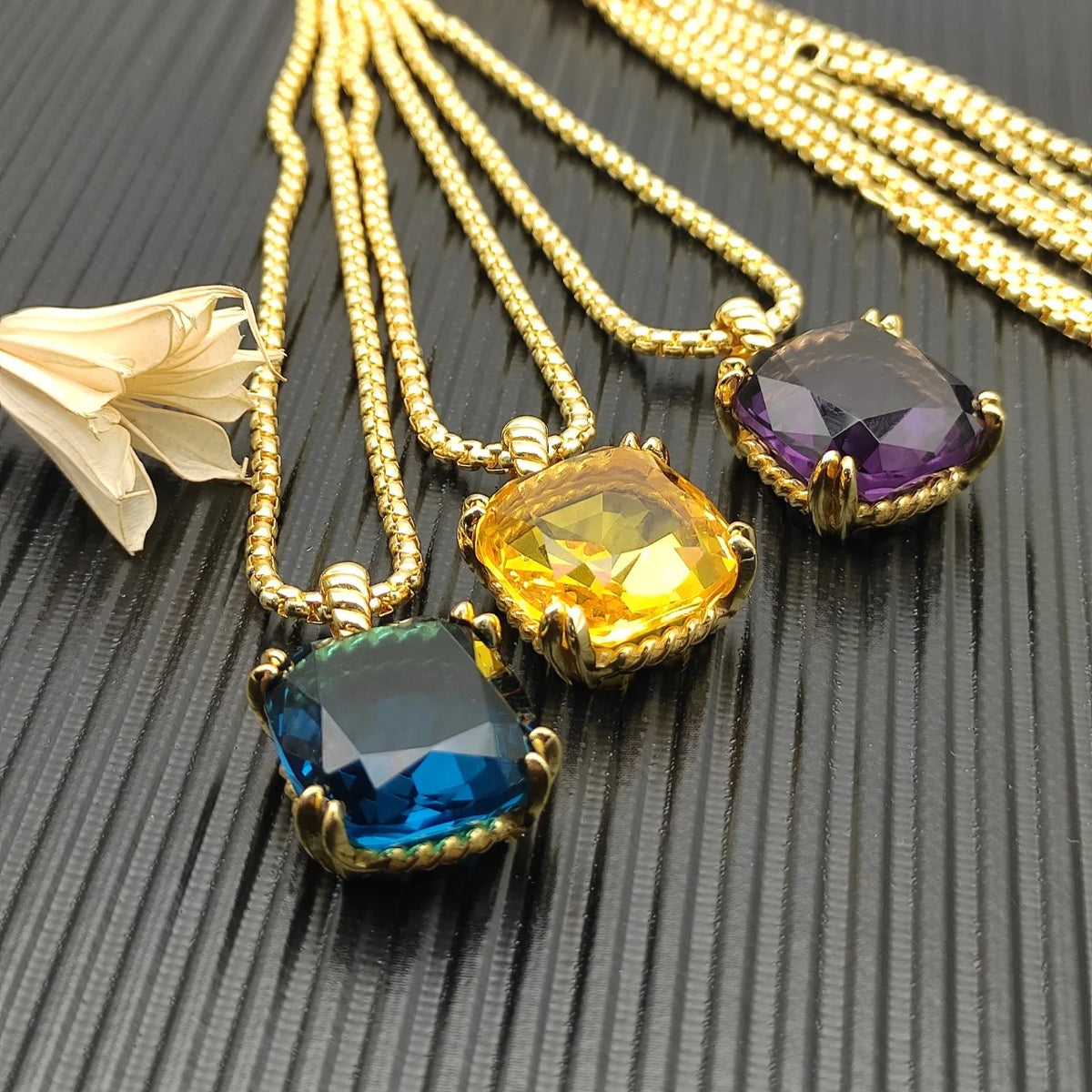 FASHIONISTA DY High-Quality 22mm Silver-Plated Diamond Necklace. Gold-Plated Colored Gemstone Necklace. Jewelry .