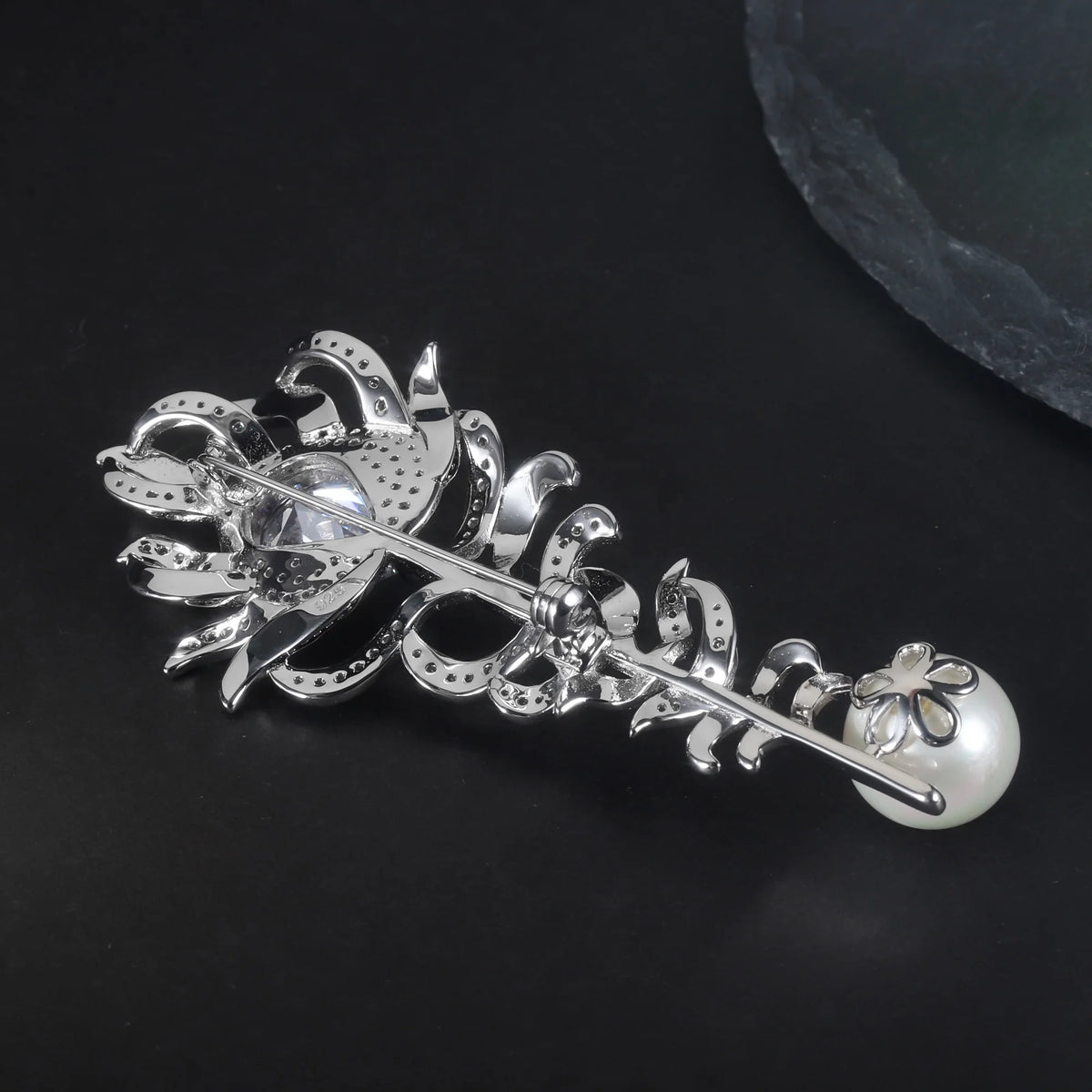 ArtistA Abiding Exquisite Feather Design S925 Sterling Silver Brooch Pin Unisex Rhodium Plated 12MM Freshwater Pearl Feather Brooches