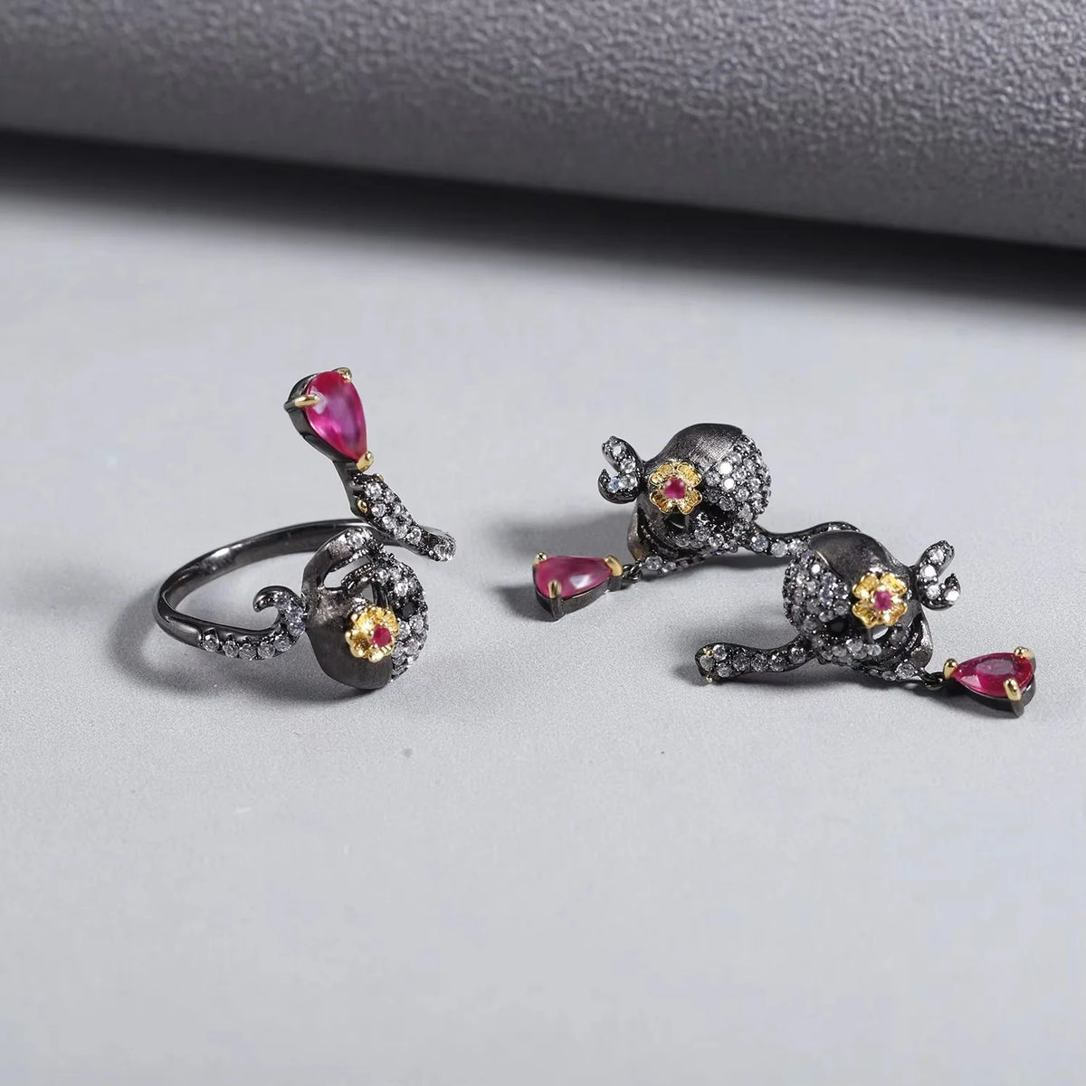 ArtistA Abiding Black Gun Plated Handmade Glass-filled Ruby Adjustable Ring Skull Gothic Earrings 925 Silver Halloween Jewelry Set