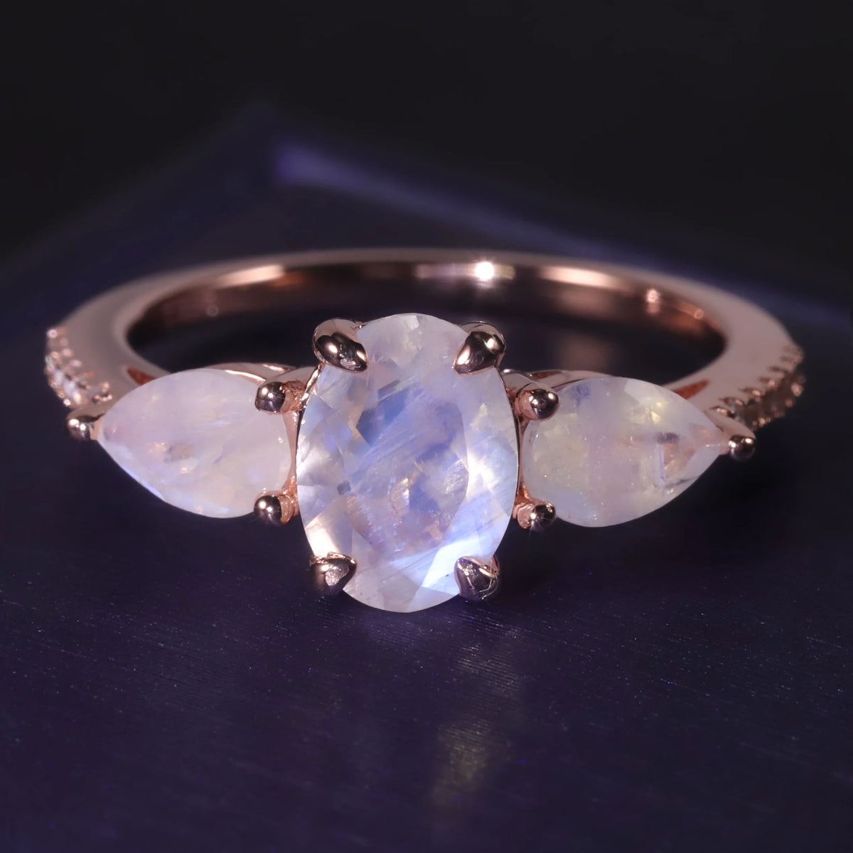 ArtistA Abiding Unique Design Exquisite 925 Silver Inspired Faceted Natural Milky Blue Moonstone Cluster Halo Ring for Women Bijoux