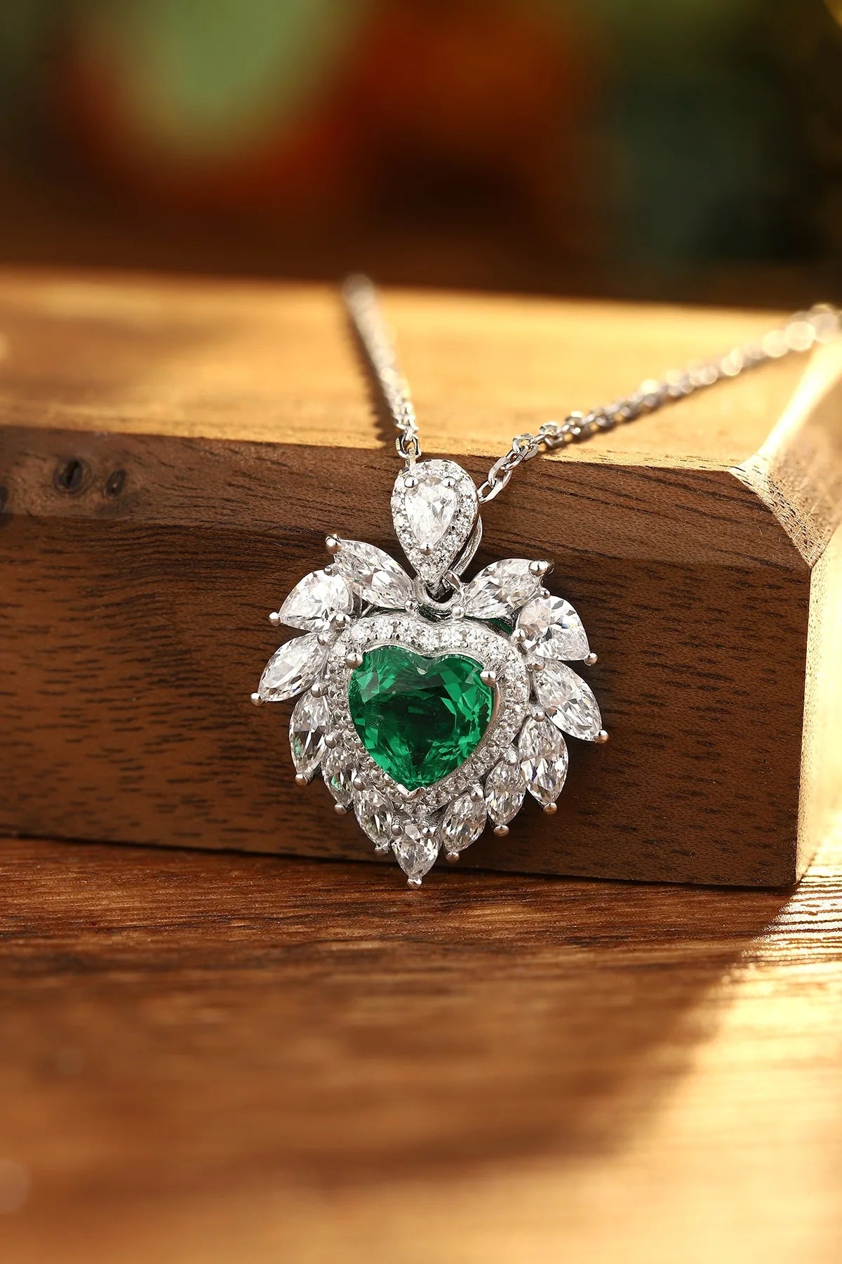 Gemfiori Anster 925 Sterling Silver High-quality Cultivation Lab Grown Emerald Necklace - Suitable for Parties or As a Gift
