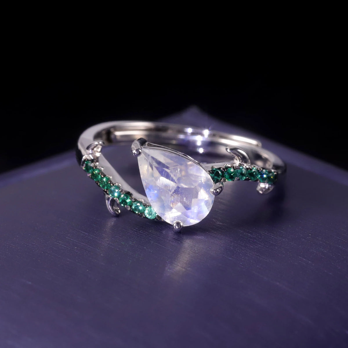 ArtistA Abiding Unique Design Exquisite 925 Silver Inspired Faceted Natural Milky Blue Moonstone Cluster Halo Ring for Women Bijoux