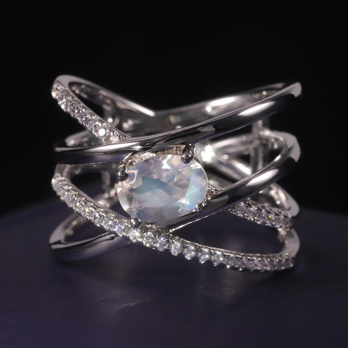 ArtistA Abiding Unique Design Exquisite 925 Silver Inspired Faceted Natural Milky Blue Moonstone Cluster Halo Ring for Women Bijoux