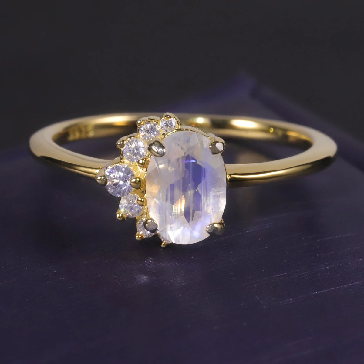 ArtistA Abiding Unique Design Exquisite 925 Silver Inspired Faceted Natural Milky Blue Moonstone Cluster Halo Ring for Women Bijoux