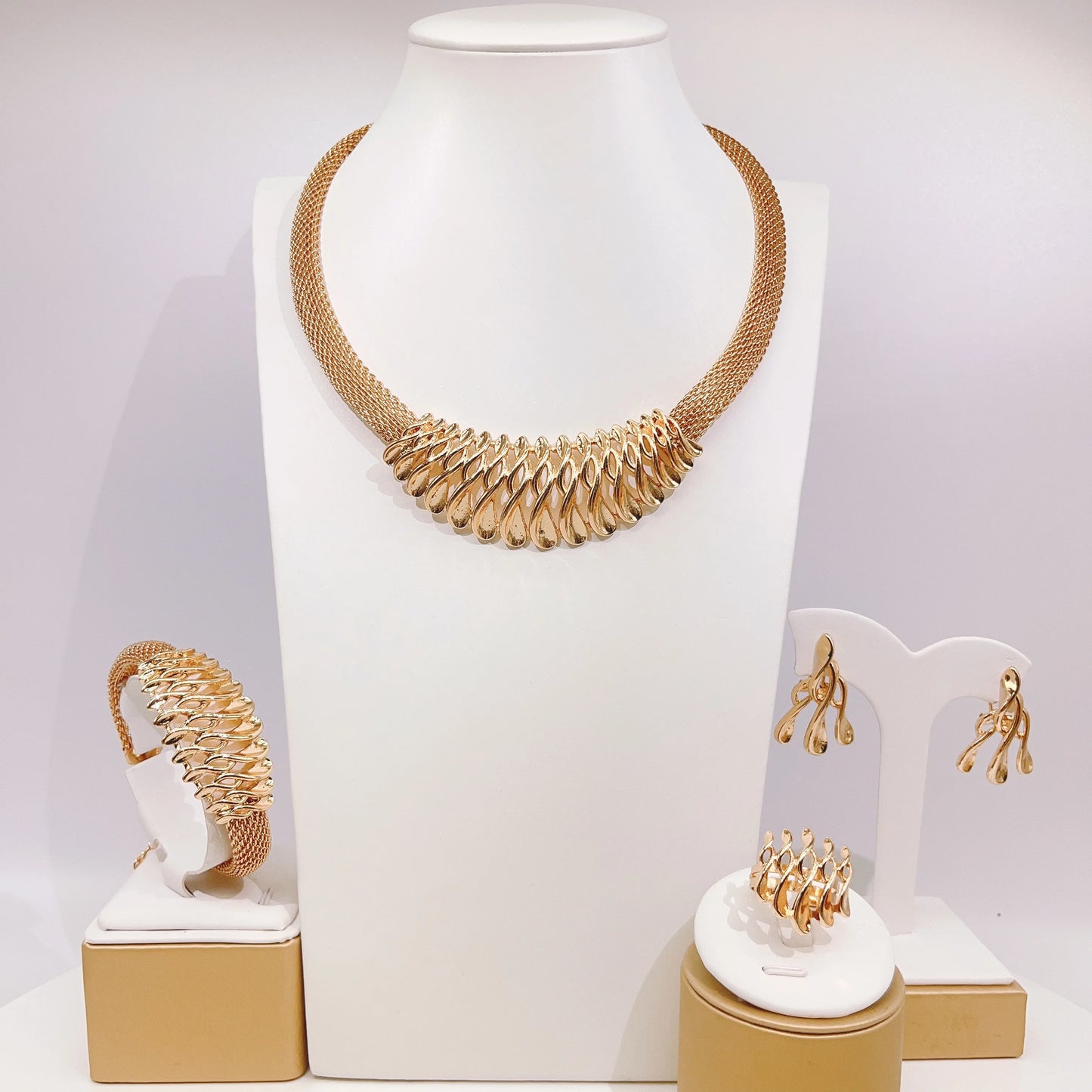 Zhuerrui Exquisite 18K Gold Jewelry Set High-end Necklace Bracelet Jewelry Sets Available Woman Costume Accessories HA20057
