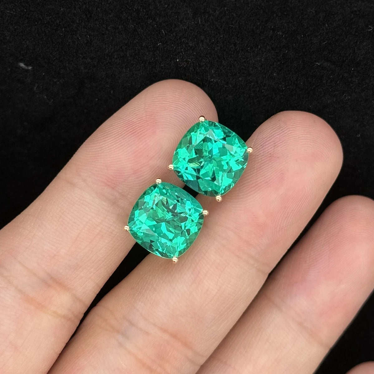 ArtistA Customized 18K Yellow Gold Hydrothermal Lab Green Emerald Cushion Shape 11x11mm 5 Carat Gemstone Stud Earrings
