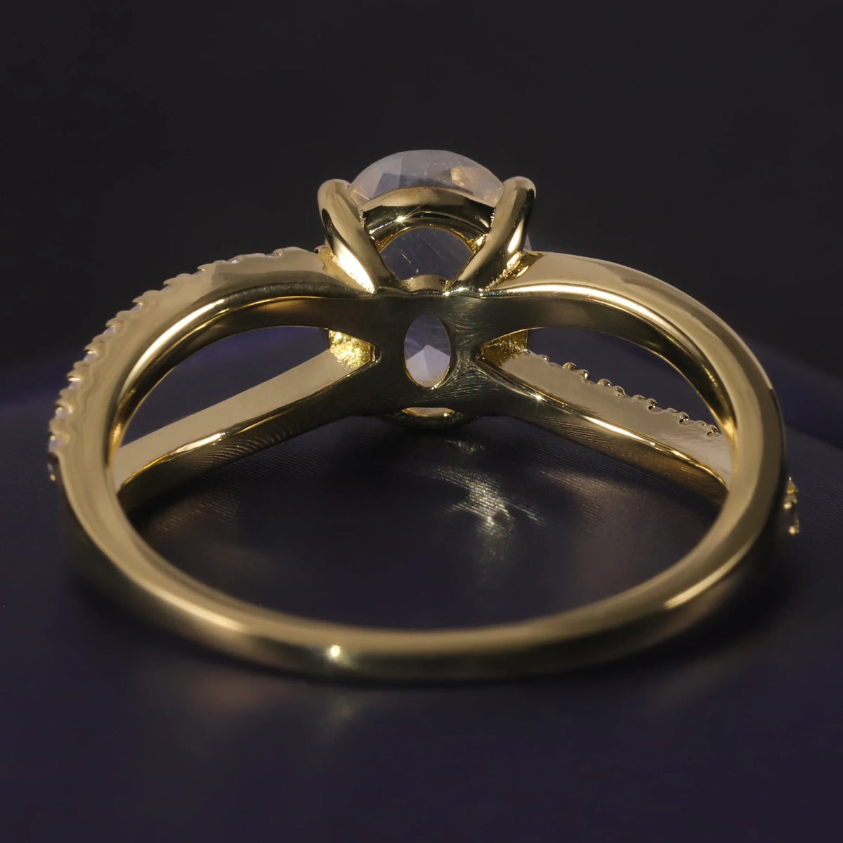 ArtistA Factory Price Unique Split Crossing 4 Prong Setting Oval Cut 6x8MM Genuine Gemstone Natural Moonstone 925 Silver Engagement Ring