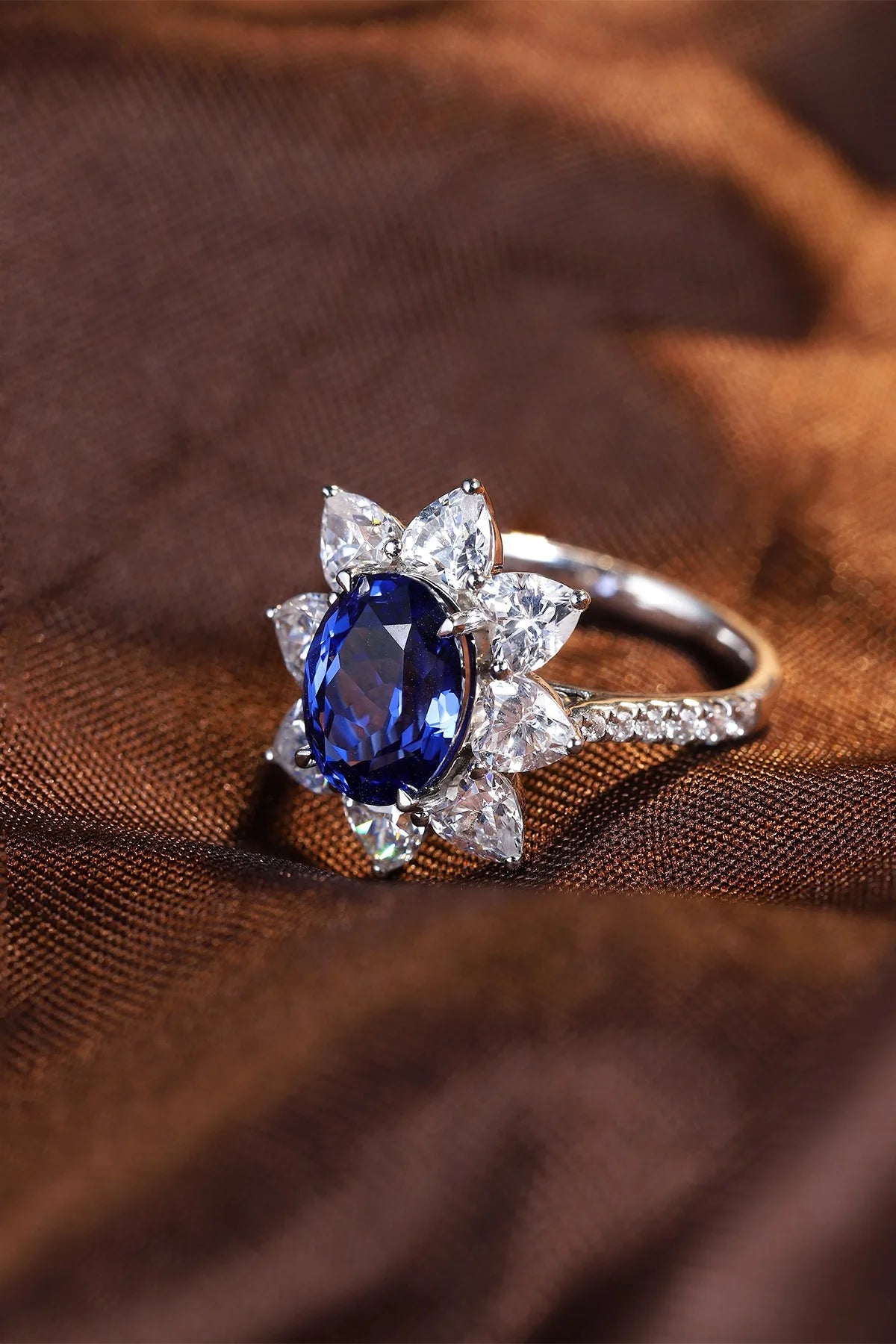 Gemfiori S925 Silver Cultivated Sapphire Ring Main Stone: 3.95CT Side Stones:5.37CT Weight: 4.95g