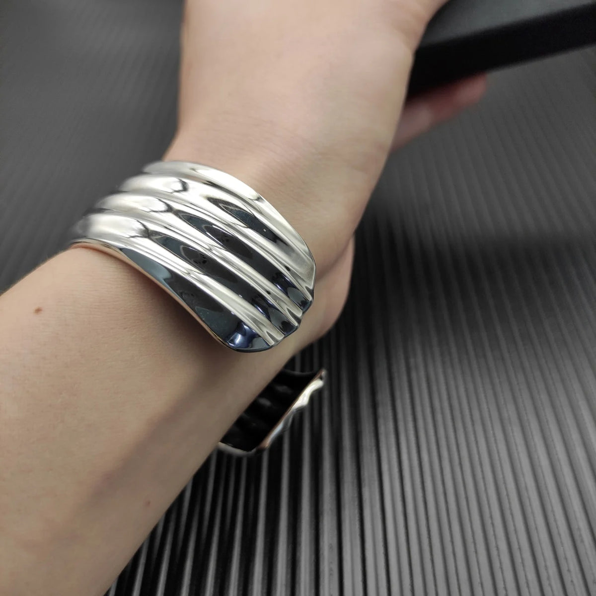 FASHIONISTA DY High-Quality 24mm Gold-Plated Bracelet, Unisex Silver-Plated Bracelet for Men and Women, Jewelry
