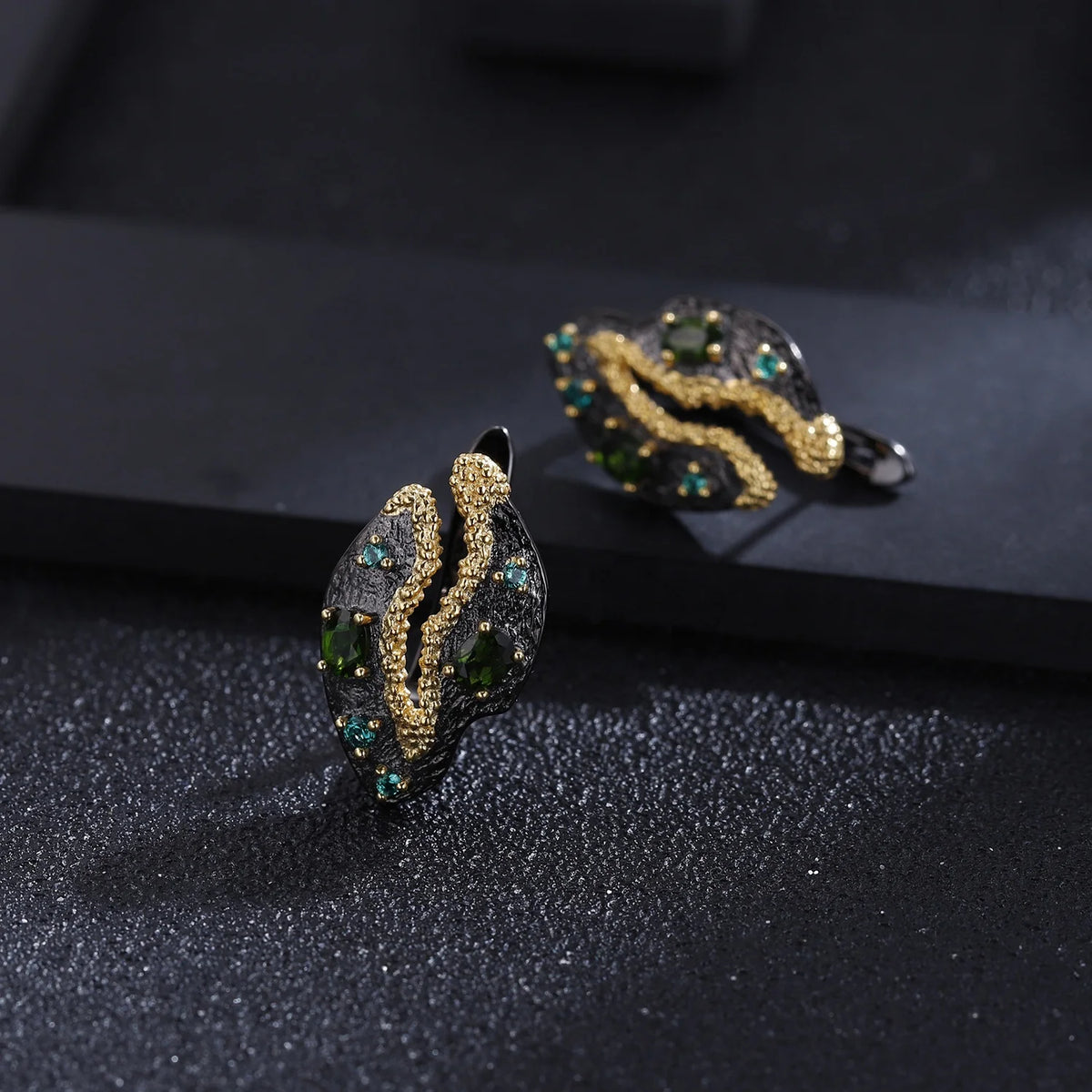 ArtistA Abiding Trendy Designer Style Yellow Flower Cluster Decoration 2 Tone Plated 925 Silver Chrome Diopside 3 Pieces Jewelry Set