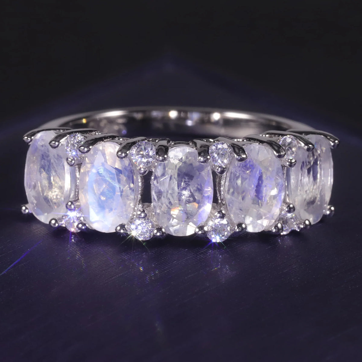 ArtistA Abiding Unique Design Exquisite 925 Silver Inspired Faceted Natural Milky Blue Moonstone Cluster Halo Ring for Women Bijoux