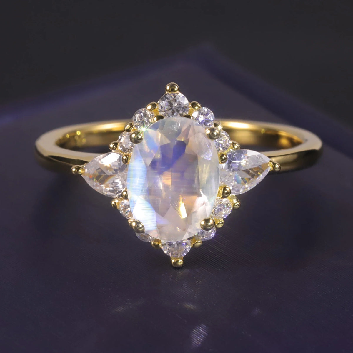ArtistA Vintage Luxurious Cluster Setting Alternating Faceted Oval 5x7mm Milky Blue Moonstone Cluster Ring 925 Silver Gold Plated