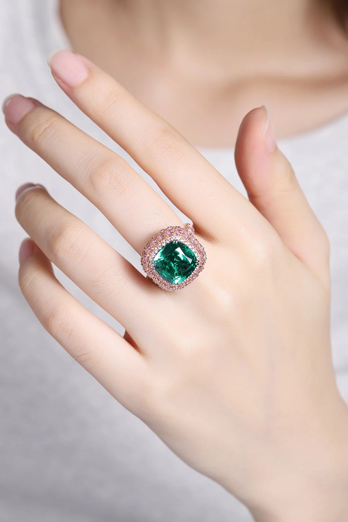 Gemfiori Custom Engagement Jewelry Lab Created Gemstone 9K 10K 14K 18K Solid Gold Women Ring Cushion Cut Lab Grown Emeral Ring
