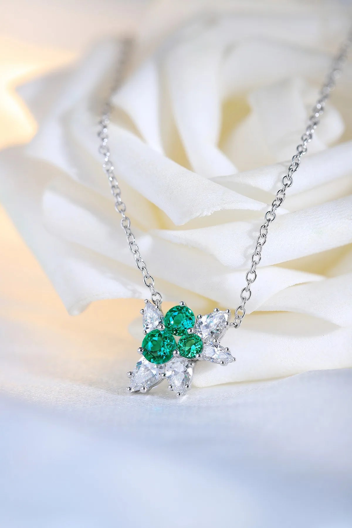 Gemfiori Anster 925 Sterling Silver High-quality Cultivated Emerald Necklace - Suitable for Parties or As a Gift