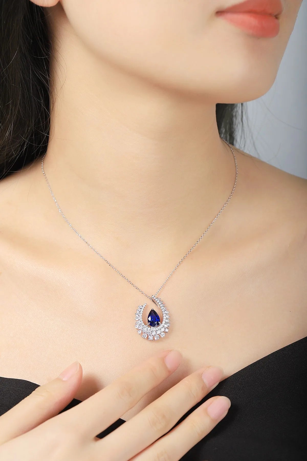 Gemfiori Anster 925 Sterling Silver High-quality Cultivated Sapphire Necklace - Suitable for Parties or As a Gift