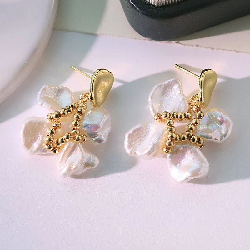Baroque Pearl Copper Bead 4-Petal Flower Pendant Earrings 18k Gold Plated Luxurious Earrings for Banquet Wedding Wife GE1816