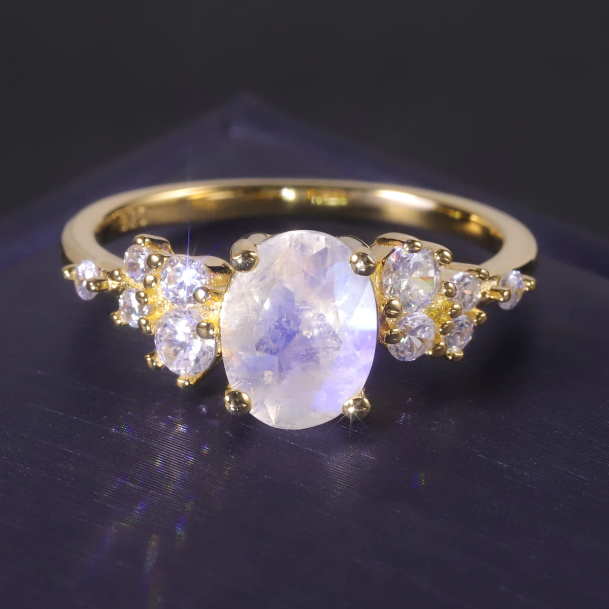 ArtistA Abiding Unique Design Exquisite 925 Silver Inspired Faceted Natural Milky Blue Moonstone Cluster Halo Ring for Women Bijoux