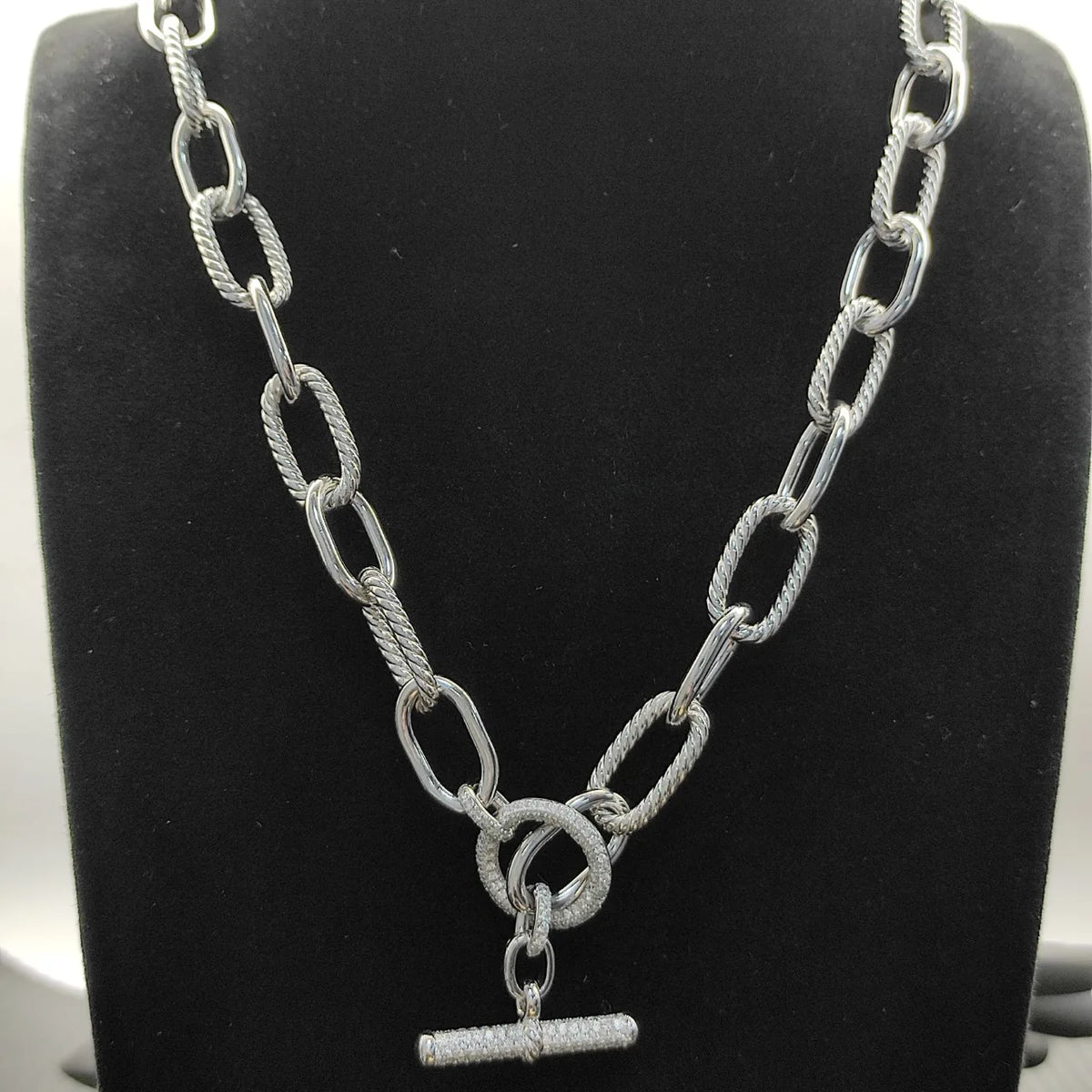 FASHIONISTA David High-Quality Silver-Plated Copper Alloy Sapphire and Diamond Necklace. Jewelry .