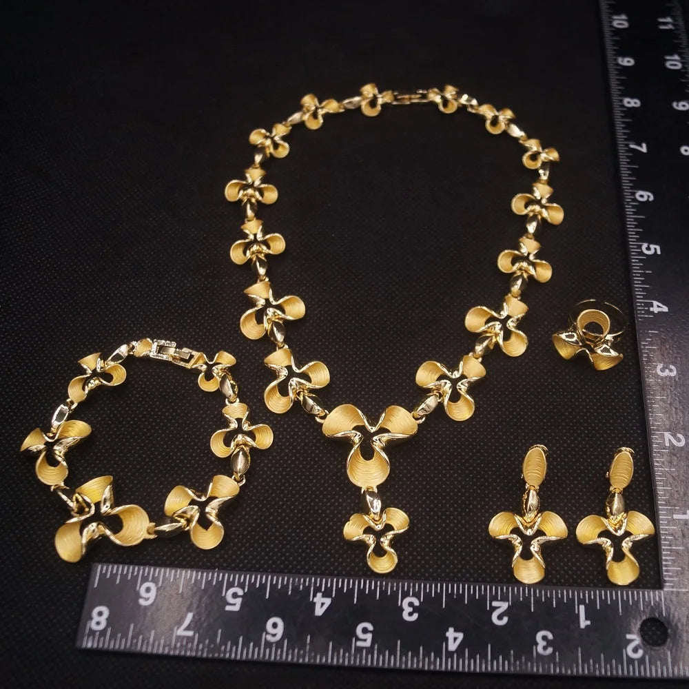 Zhuerrui Latest Design Fashion Metal Exquisite Unicorn Necklace Jewelry Set African Gold Plated Rhinestone Jewellery Sets HA0029