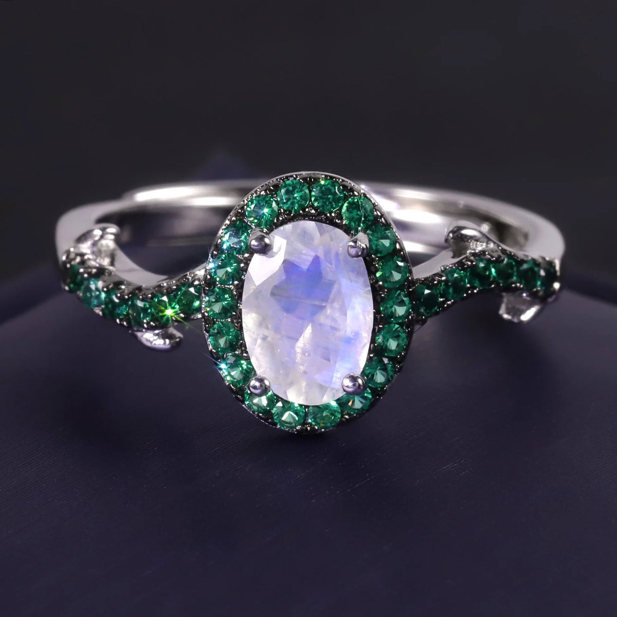 ArtistA Abiding Unique Design Exquisite 925 Silver Inspired Faceted Natural Milky Blue Moonstone Cluster Halo Ring for Women Bijoux