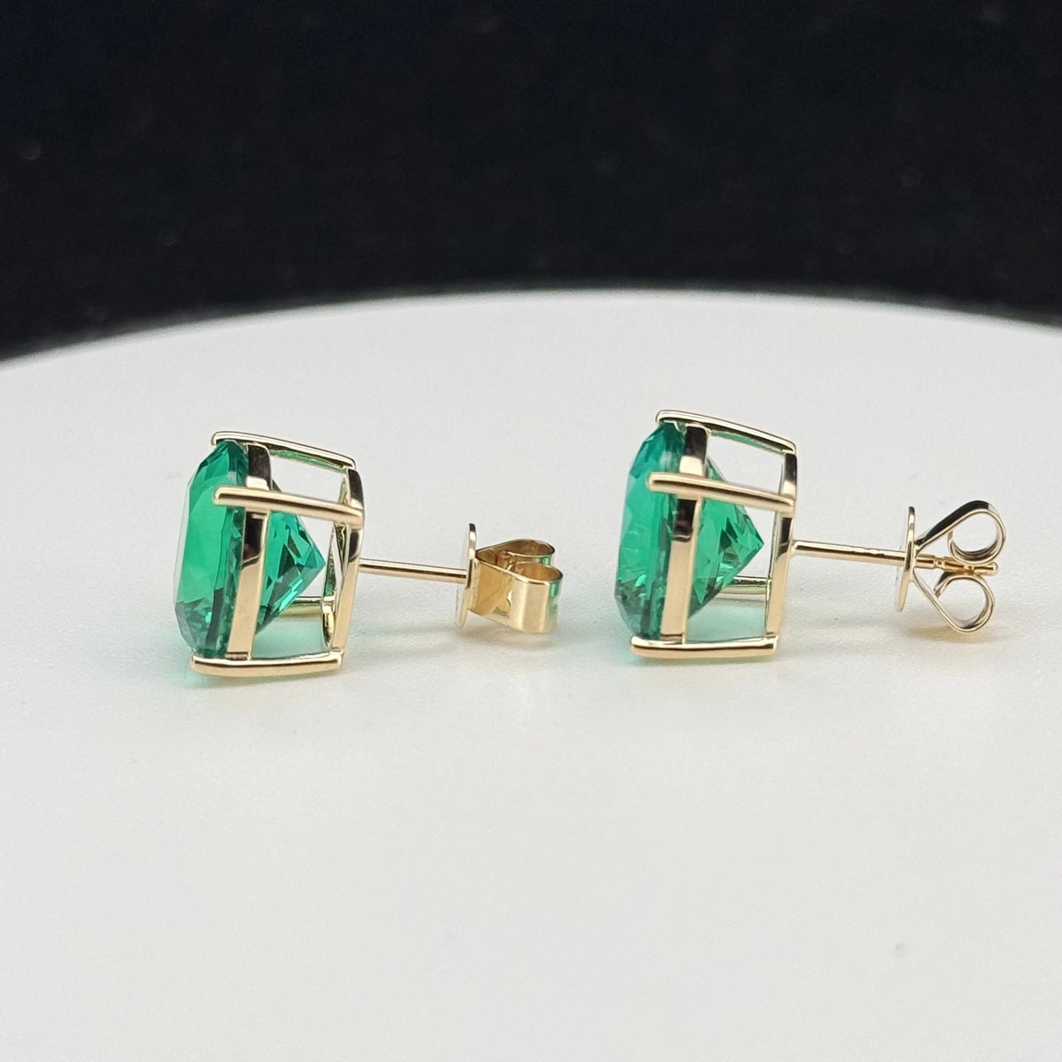 ArtistA 5 Carat Cushion Cut Hydrothermal Lab Grown Emerald Stud Earrings Solid 18K Yellow Gold Fine Jewelry for Women Gift