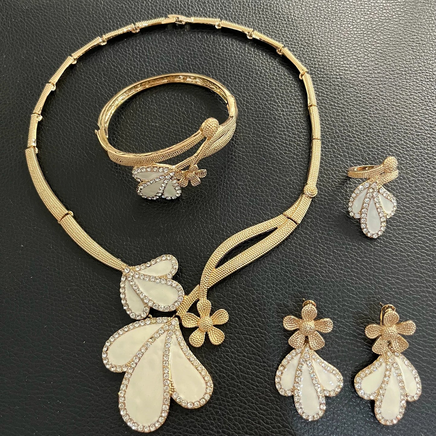 Zhuerrui Charm Clothing Jewelry Set French Romantic Trend Diamond Flowers Girls Coming-of-age Party Bracelet NecklaceHC24026214