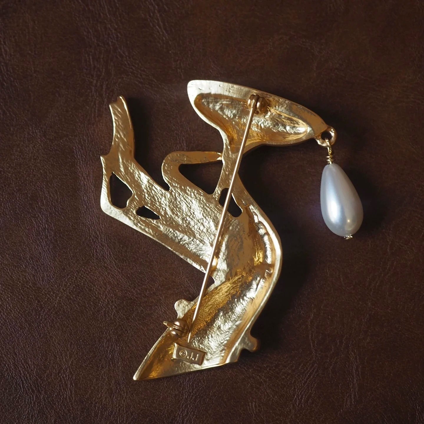 Bella Viva Vintage "Toast to Victory" Champagne Glass, 18K Gold Plated Brass with Cubic Zirconia Brooch for Galas & Celebrations