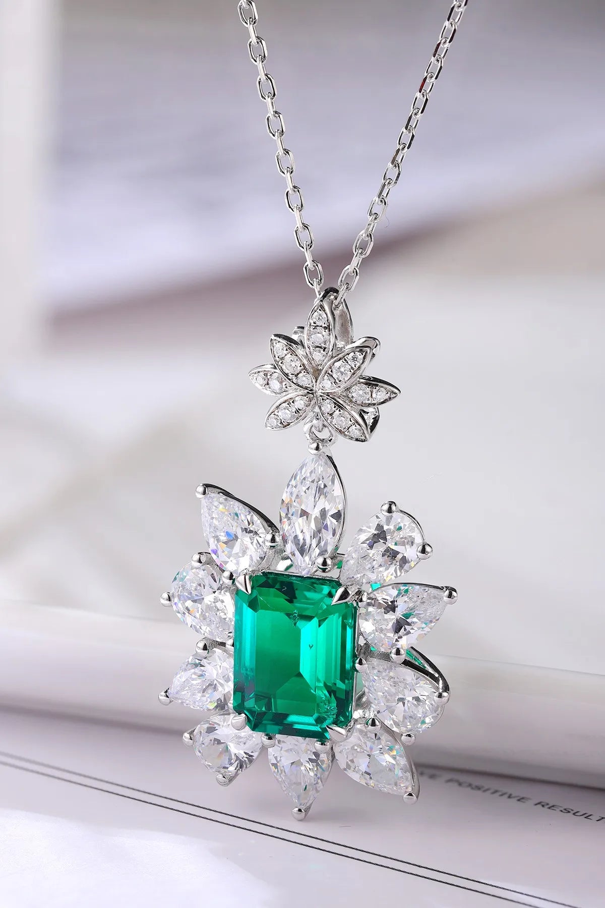 Gemfiori Anster 925 Sterling Silver High-quality Cultivated Emerald Necklace - Suitable for Parties or As a Gift