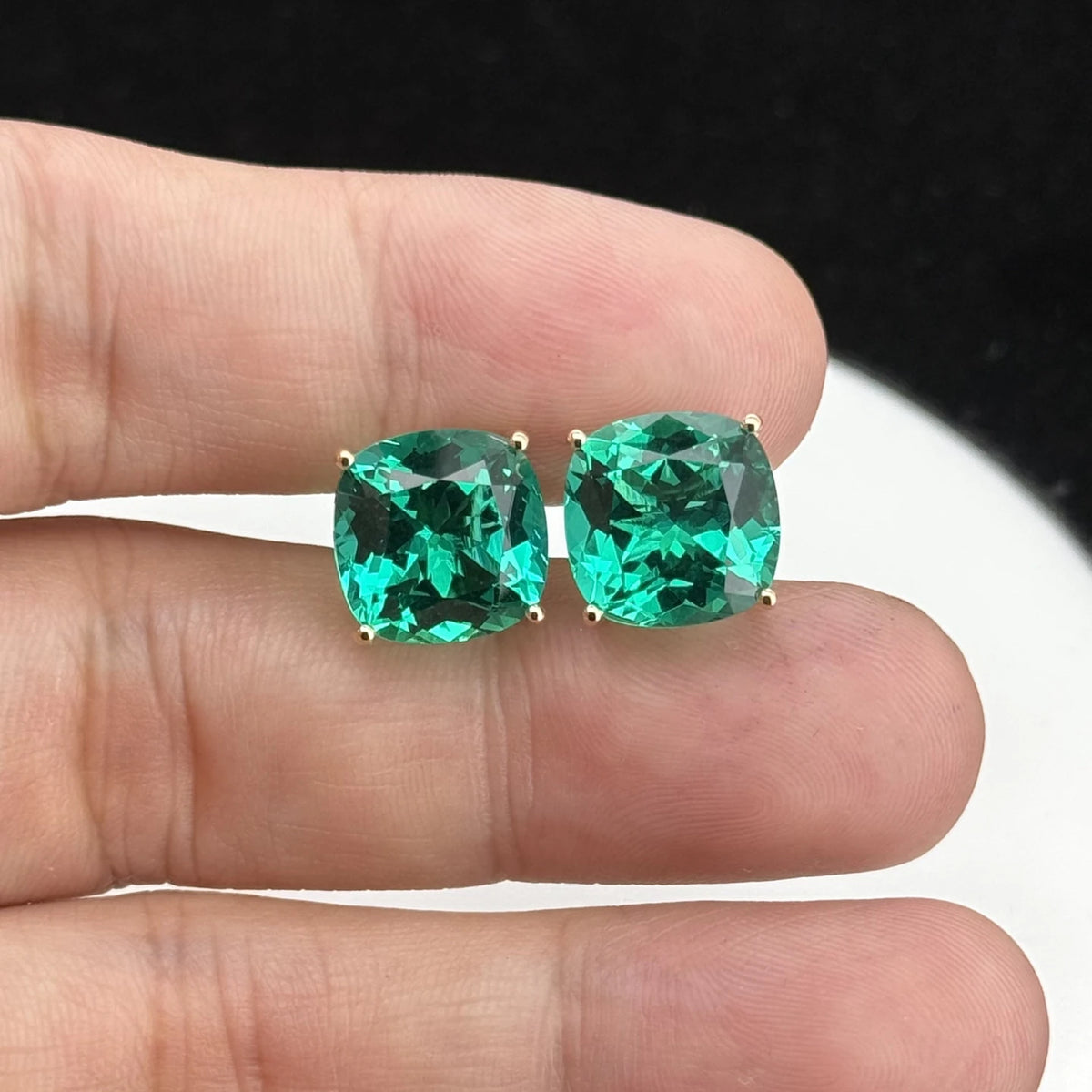 ArtistA 5 Carat Cushion Cut Hydrothermal Lab Grown Emerald Stud Earrings Solid 18K Yellow Gold Fine Jewelry for Women Gift
