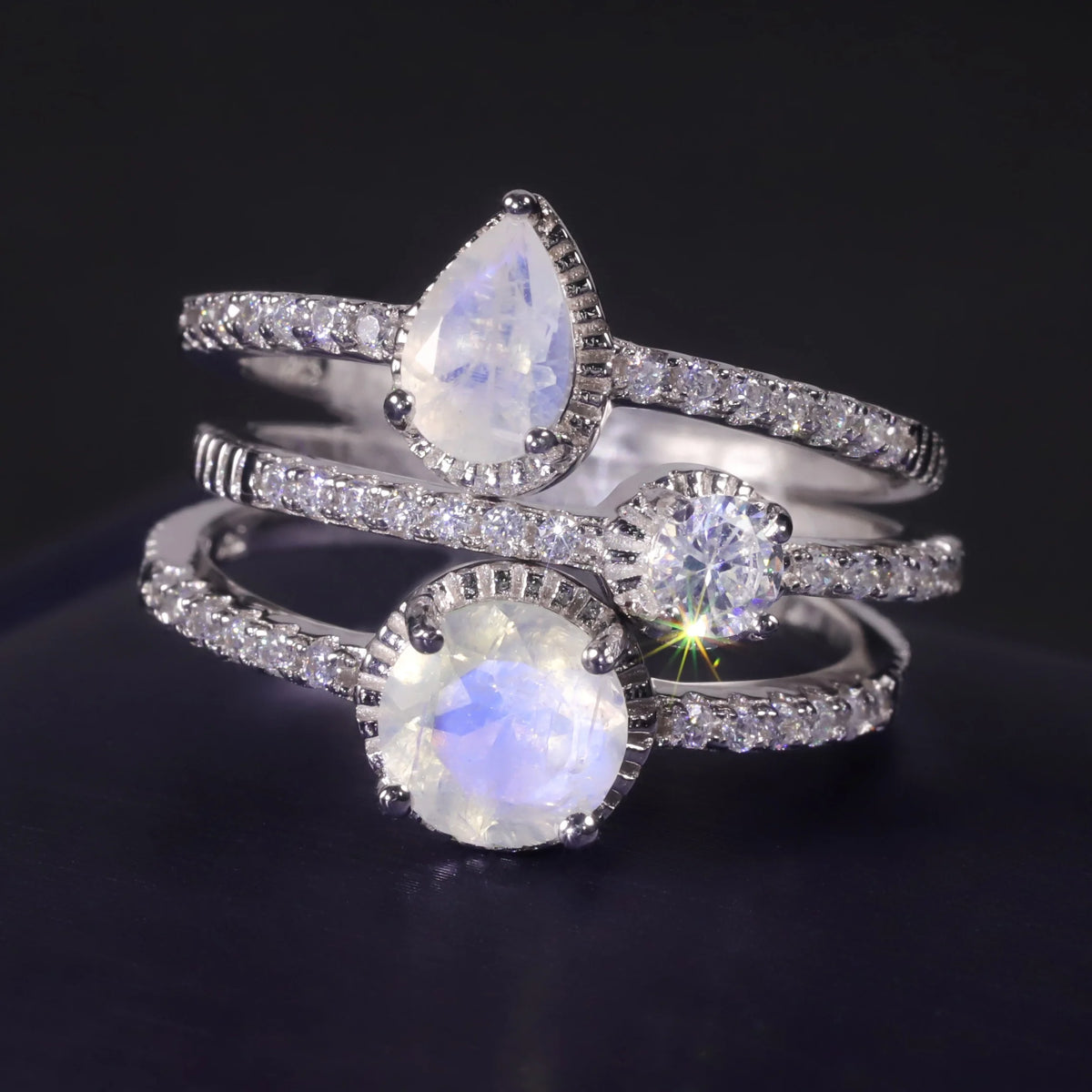 ArtistA Abiding Unique Design Exquisite 925 Silver Inspired Faceted Natural Milky Blue Moonstone Cluster Halo Ring for Women Bijoux