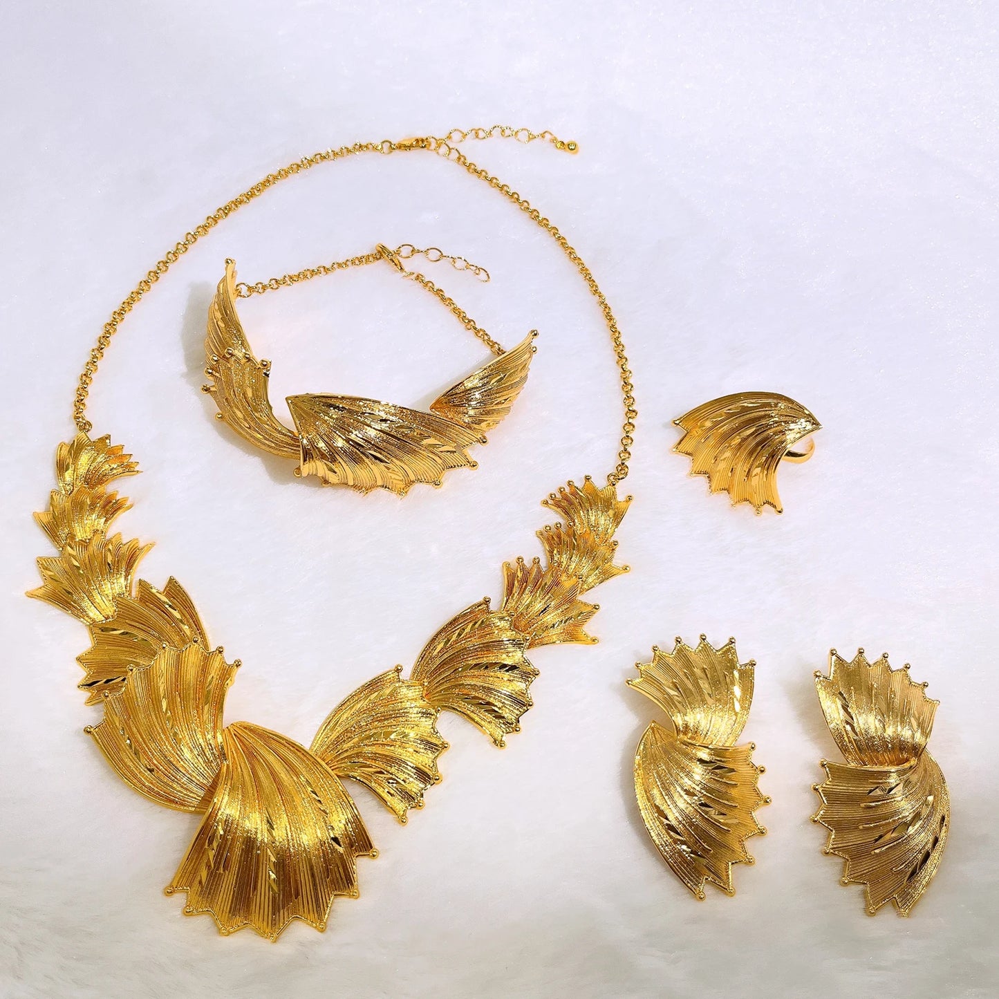 Zhuerrui New Fashion Dubai Accessories Set Trend Design 24K Gold Plated Bracelet Earrings Nigeria High-end Engagement RingHK0150