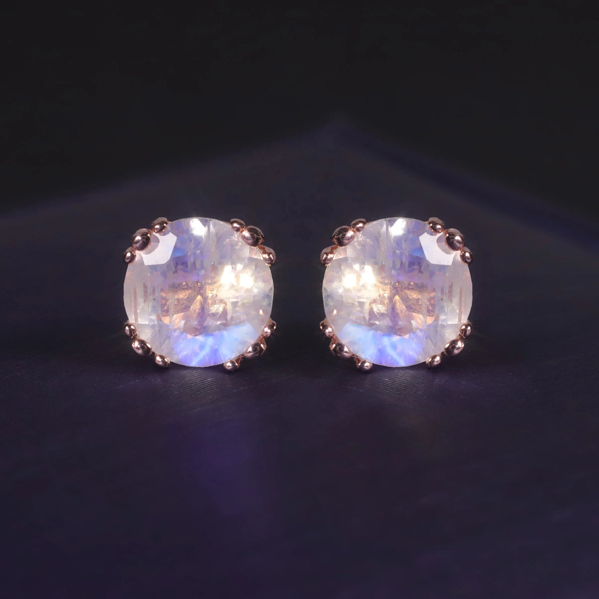 ArtistA OL1009 Abiding Round Brillant Cut 6MM Natural Rainbow Moonstone 925 Sterling Silver Rose Gold Plated Stud Earrings for Women