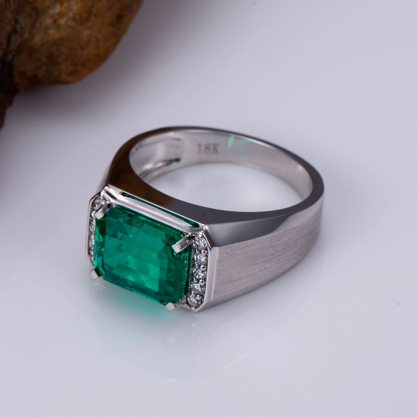 MSR-1239 18k Gold Custom  Fashion 8*10mm Emerald Cut Lab Grown Emerald Ring