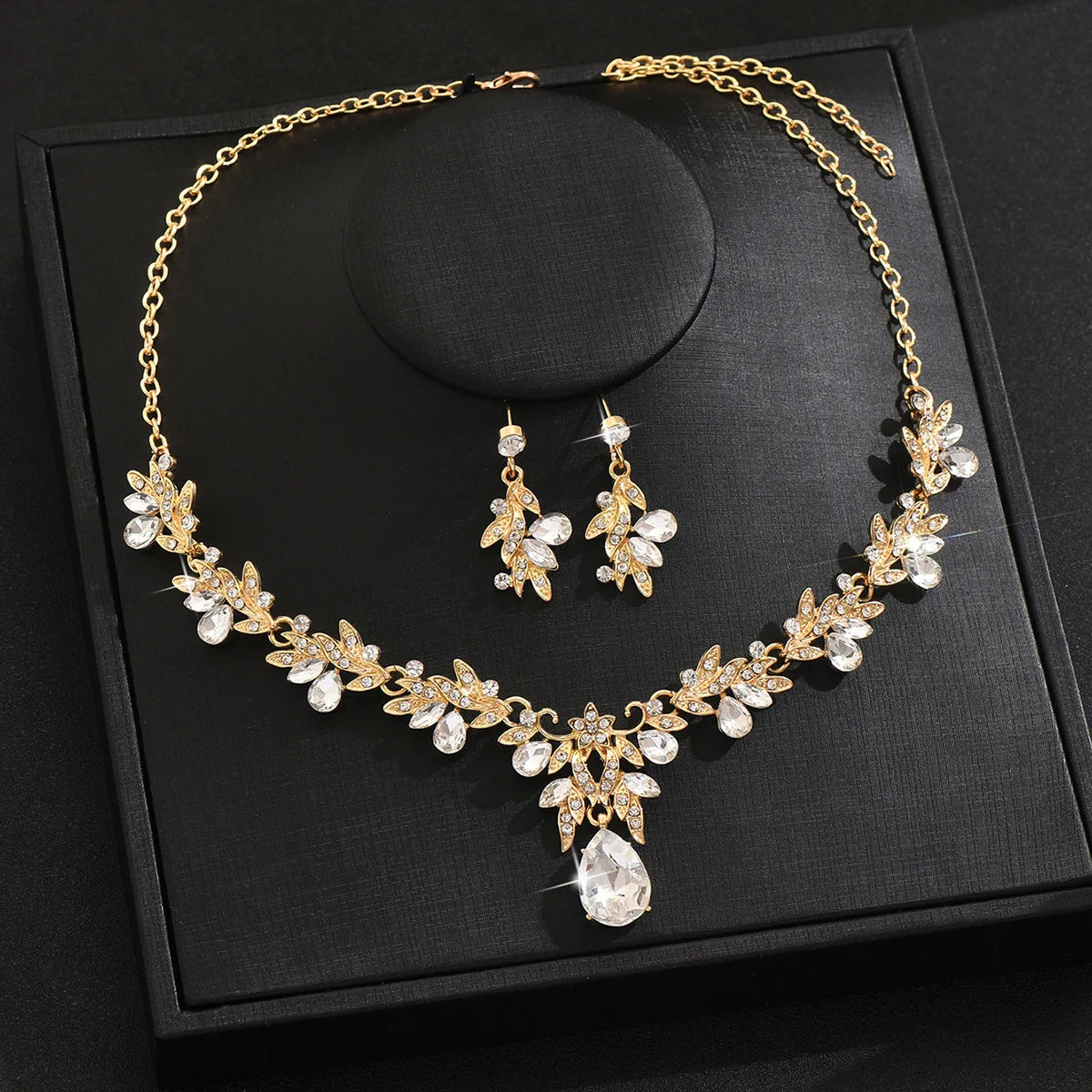 REDheart Vintagely Bride's Necklace Earrings Set Hot Crystal Wedding Banquet Dress Accessories for Parties Engagements Anniversaries