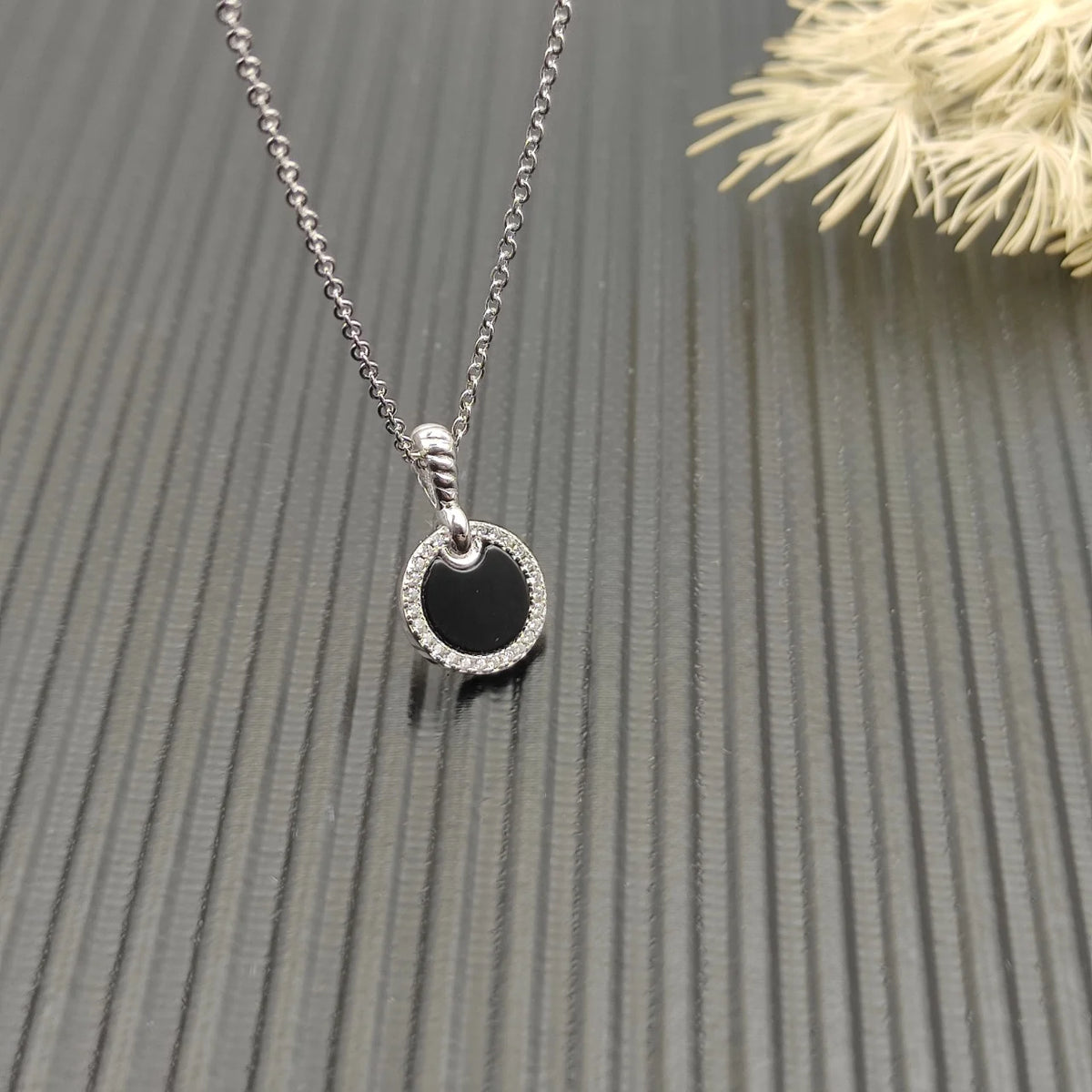 FASHIONISTA DY High-Quality Silver-Plated 17.8mm Round Diamond Necklace. Gold-Plated Colored Gemstone Necklace. Jewelry .