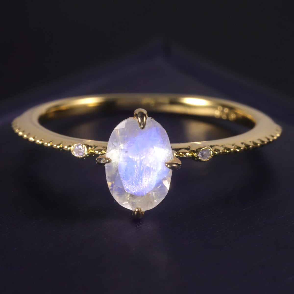 ArtistA OL0907 Abiding Minimalist Tiny Moonstone Gemstone 925 Silver Wedding Unique Stackable Milky Blue Moonstone Ladies Finger Rings