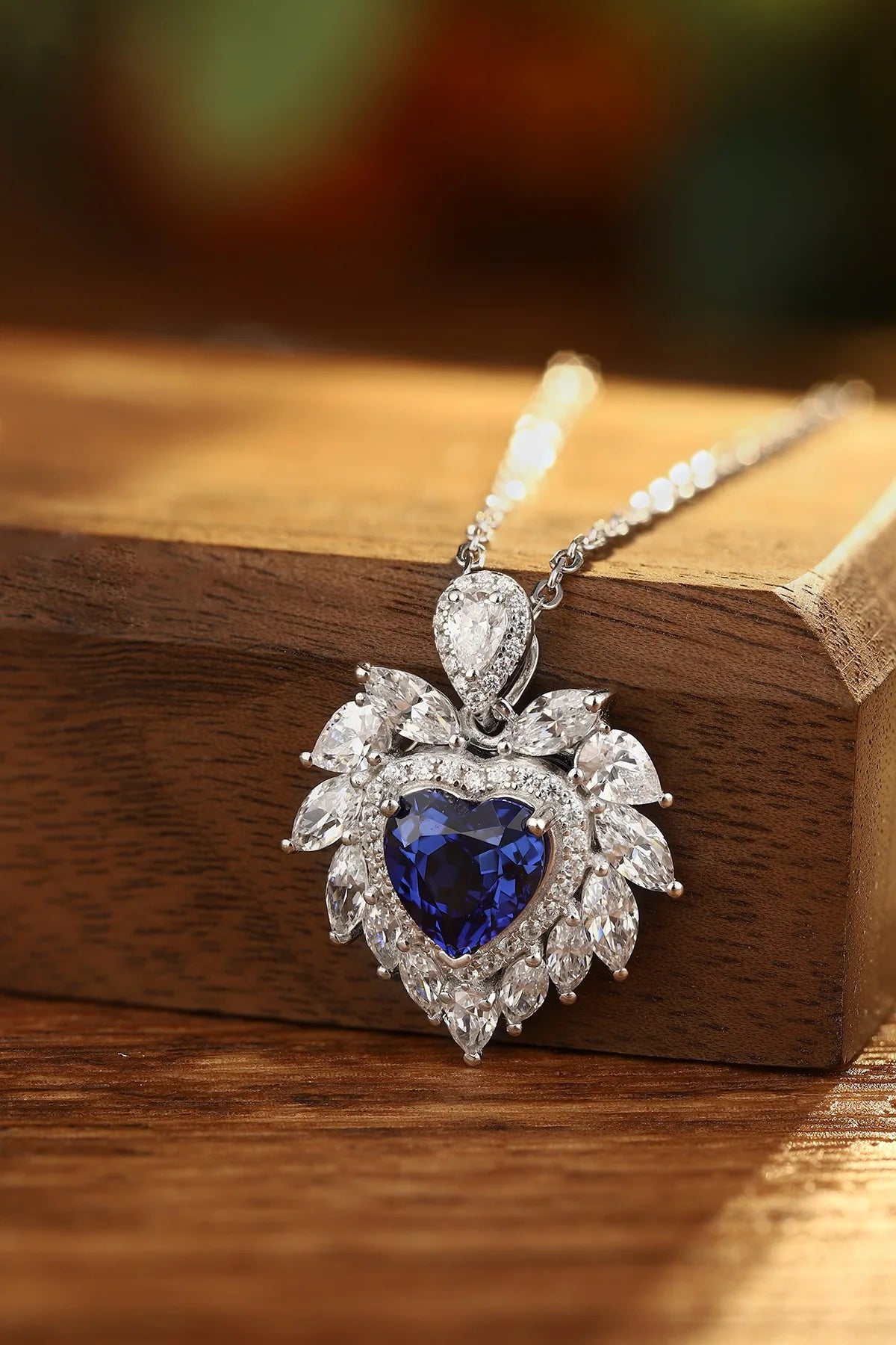 Gemfiori Anster 925 Sterling Silver High-quality Cultivation Lab Grown Sapphire Necklace - Suitable for Parties or As a Gift
