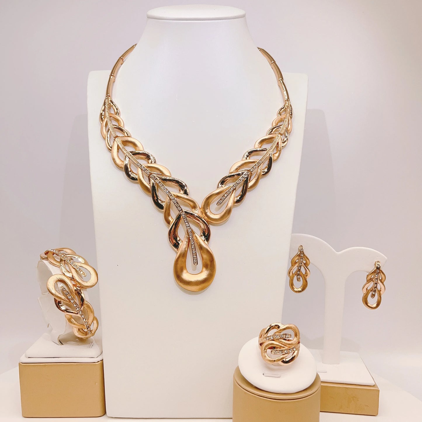 Zhuerrui Hot Selling Gold Jewelry Sets Simple Silver Drop Beads Necklace Jewelry Set Latest Woman Pendant Accessories HA23256