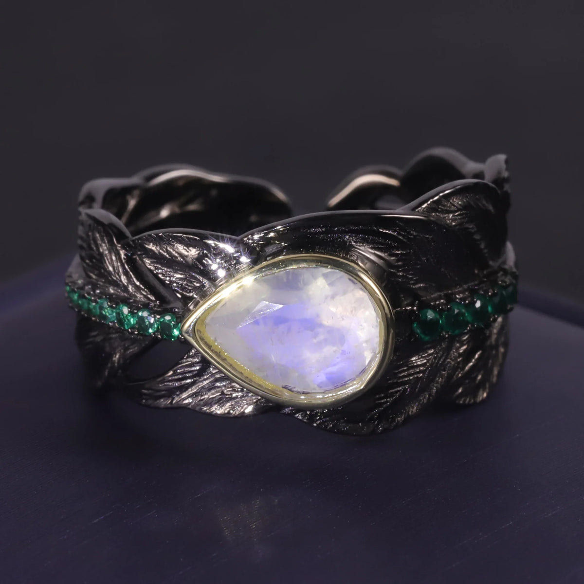 ArtistA Abiding Unique Design Exquisite 925 Silver Inspired Faceted Natural Milky Blue Moonstone Cluster Halo Ring for Women Bijoux