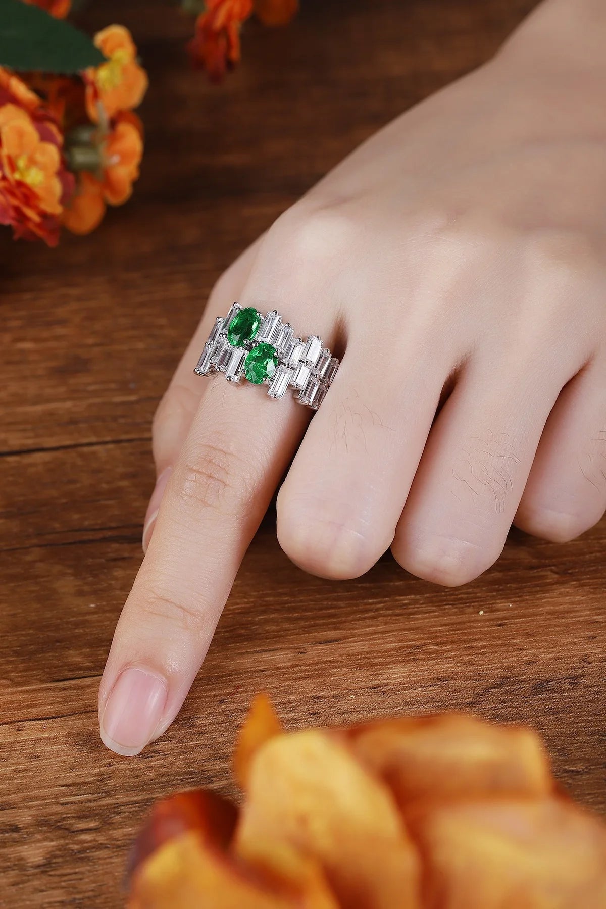 Gemfiori Jewelry Trendy High Quality S925 Silver Cultivated Emerald Ring Unisex Engagement Ring for Wedding Party or Gift